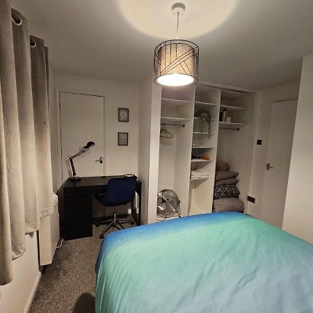 Entire Spacious Modern One Bedroom House Swindon Exterior photo