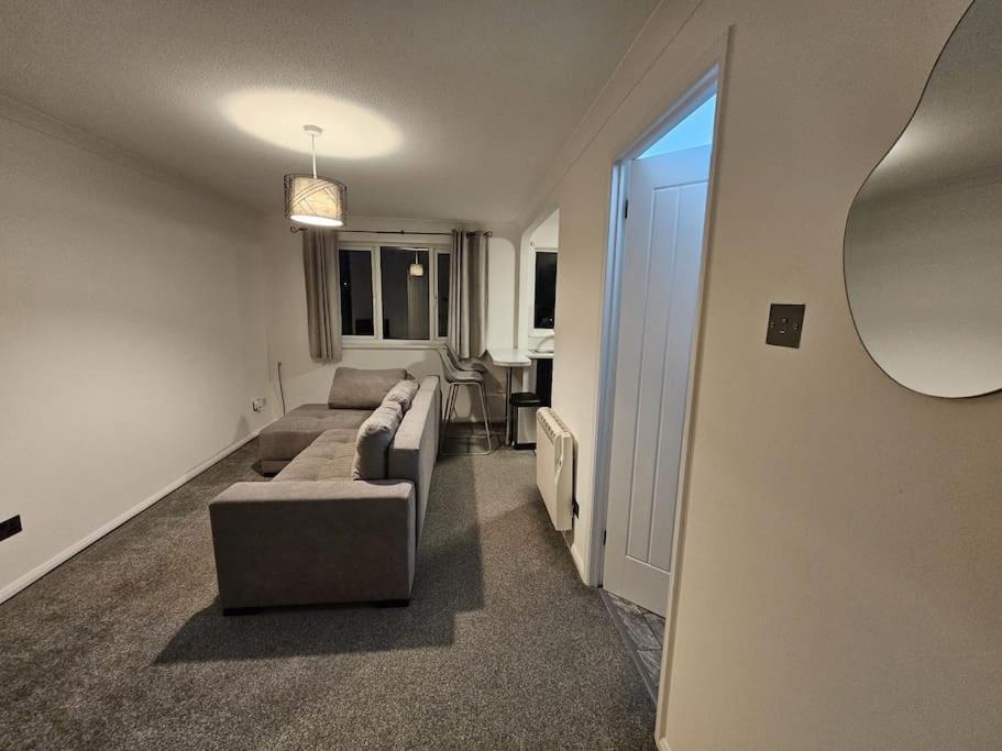 Entire Spacious Modern One Bedroom House Swindon Exterior photo