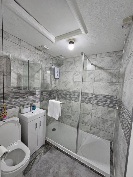 Entire Spacious Modern One Bedroom House Swindon Exterior photo