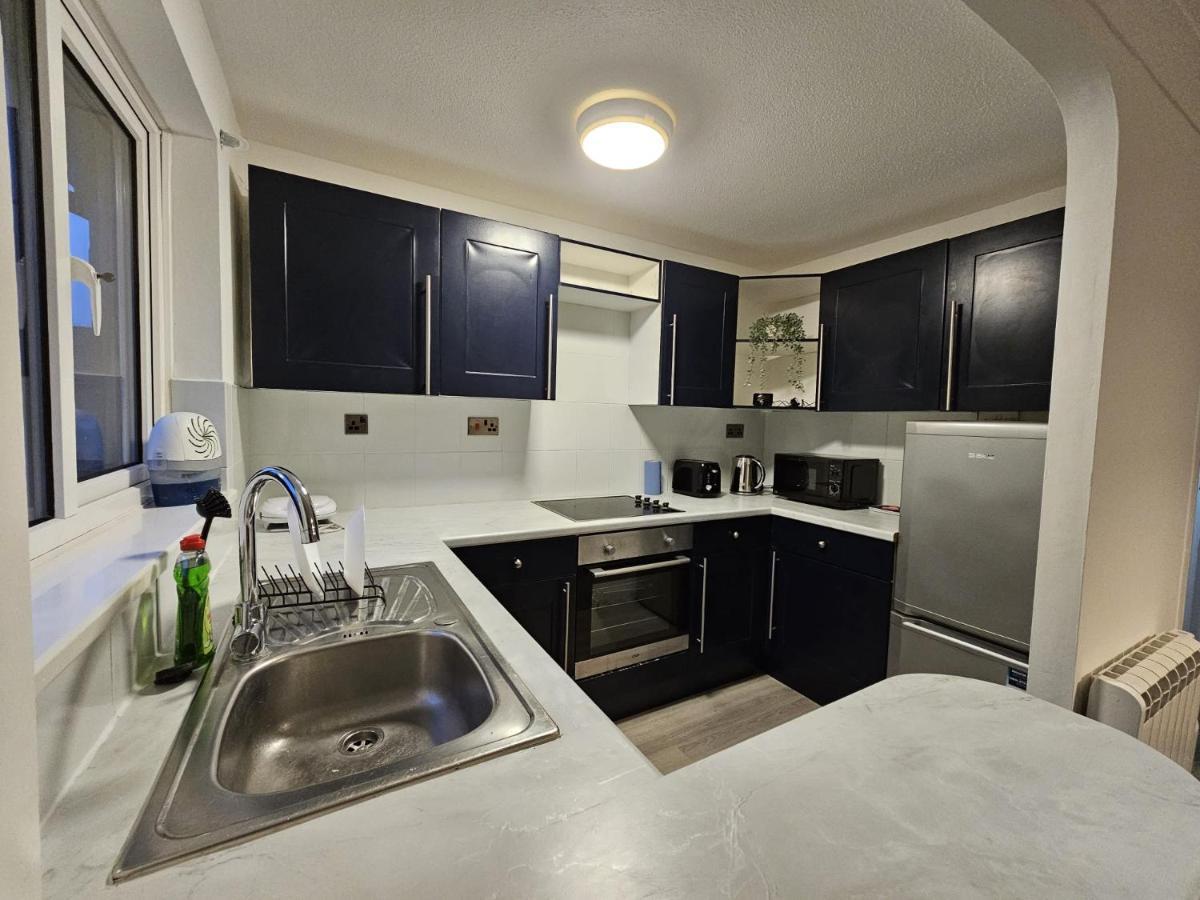 Entire Spacious Modern One Bedroom House Swindon Exterior photo
