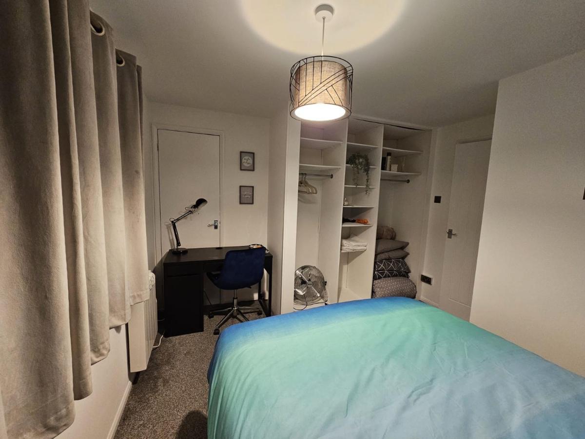 Entire Spacious Modern One Bedroom House Swindon Exterior photo