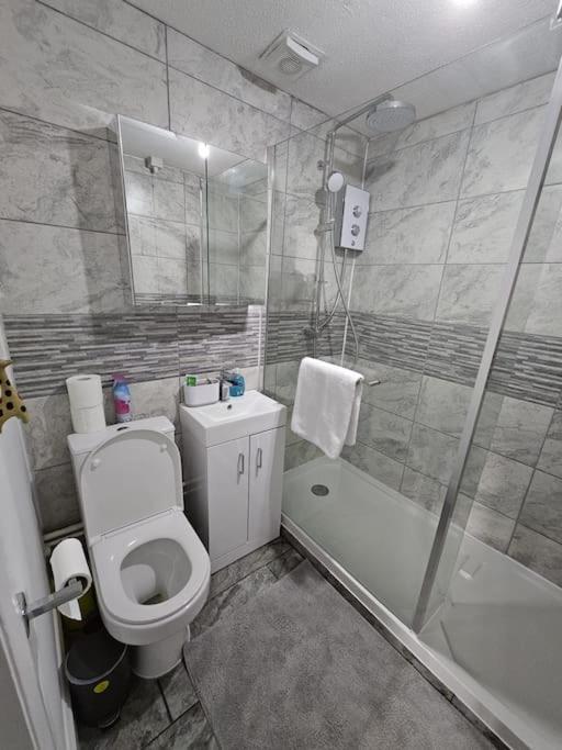 Entire Spacious Modern One Bedroom House Swindon Exterior photo
