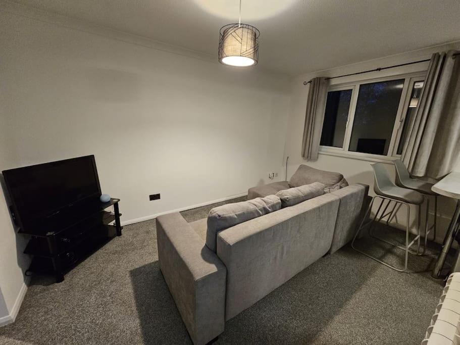 Entire Spacious Modern One Bedroom House Swindon Exterior photo
