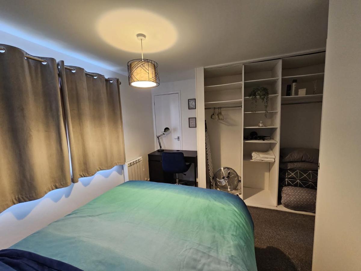 Entire Spacious Modern One Bedroom House Swindon Exterior photo